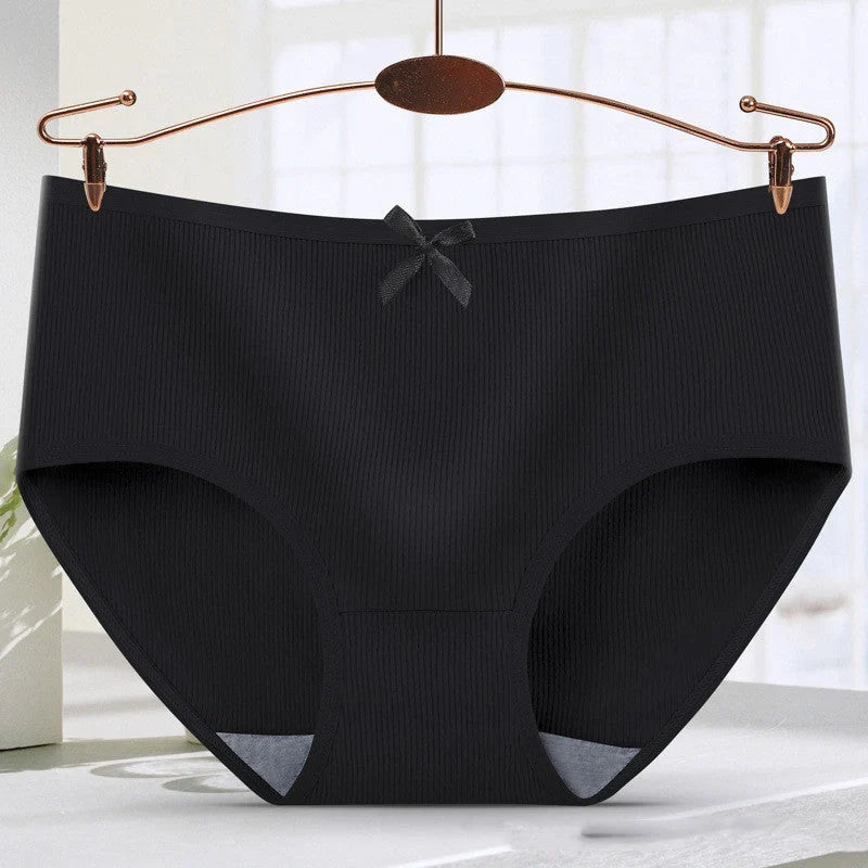 Breathable women's mid-rise non-marking shorts in solid colours