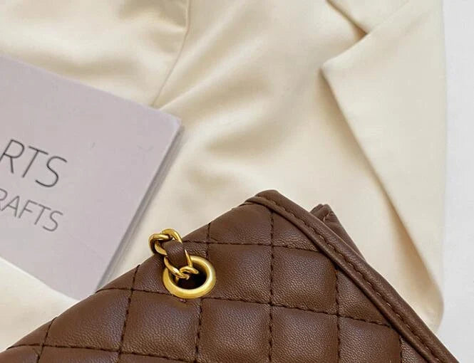 Fashion Simple Solid Colour Diamond Chain Bag in black and brown colours, featuring a sleek, minimalist design and a chic diamond-shaped chain detail.