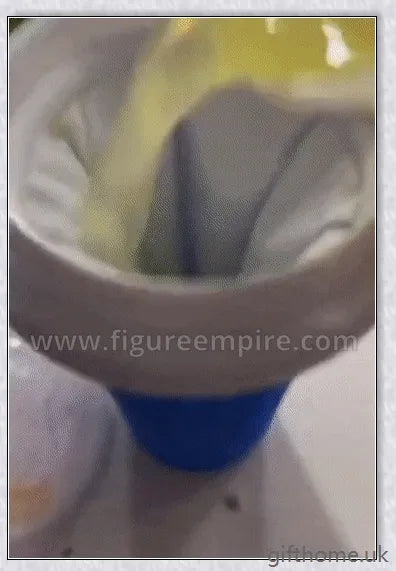 A silicone and TPU slushy cup with a straw and spoon, capable of turning liquids into frozen treats in just 1-2 minutes.
