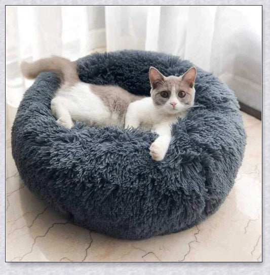 Round and raised cat marshmallow bed in white and grey colours, designed to promote healthy and restful sleep for cats