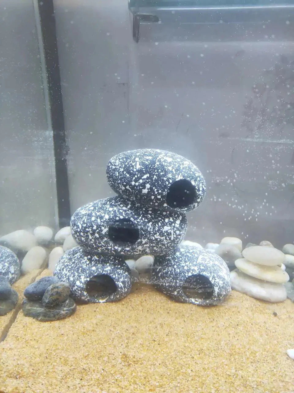 Decorative Fish Tank Stone with Realistic Cobblestone Design for Aquarium Landscaping and Breeding