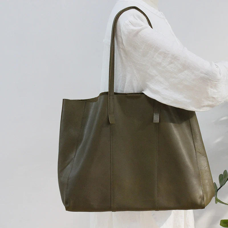 Premium cowhide leather handbag in a vintage-inspired design, featuring a spacious interior and multiple compartments for excellent organisation.