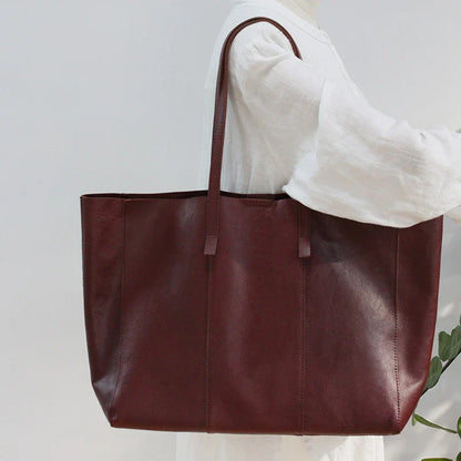 Premium cowhide leather handbag in a vintage-inspired design, featuring a spacious interior and multiple compartments for excellent organisation.