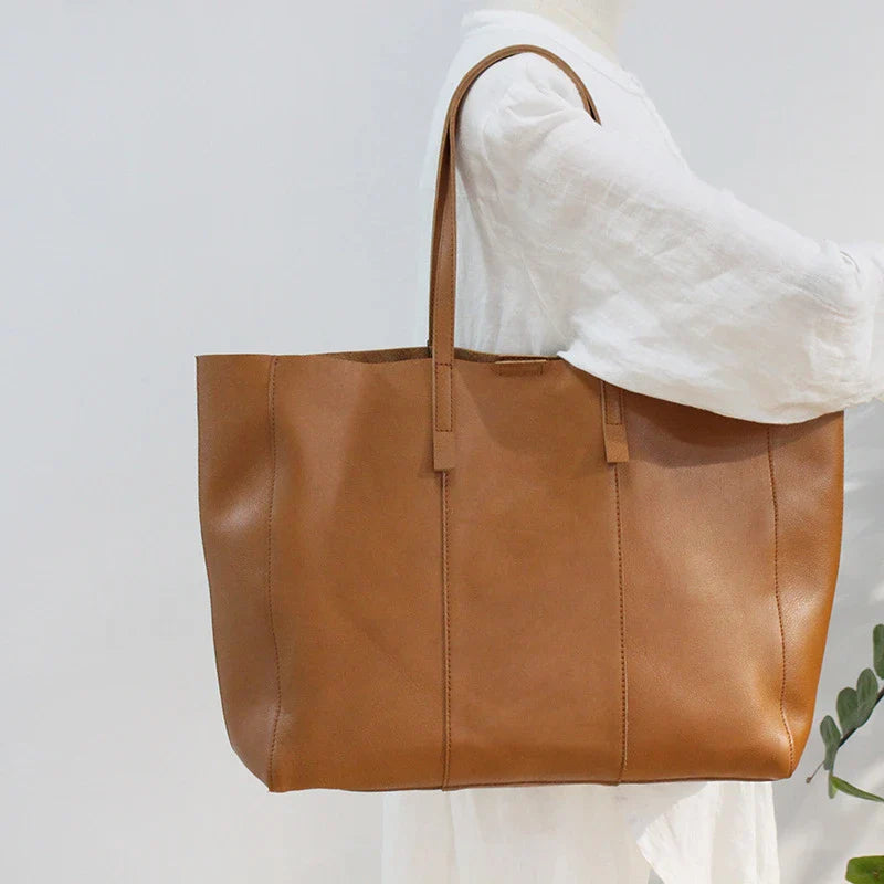 Premium cowhide leather handbag in a vintage-inspired design, featuring a spacious interior and multiple compartments for excellent organisation.