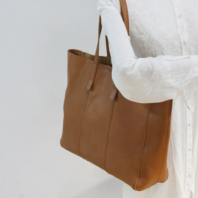 Premium cowhide leather handbag in a vintage-inspired design, featuring a spacious interior and multiple compartments for excellent organisation.