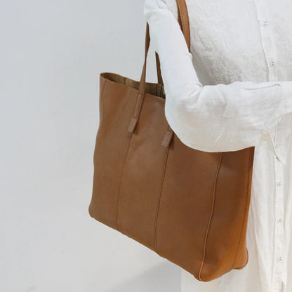 Premium cowhide leather handbag in a vintage-inspired design, featuring a spacious interior and multiple compartments for excellent organisation.