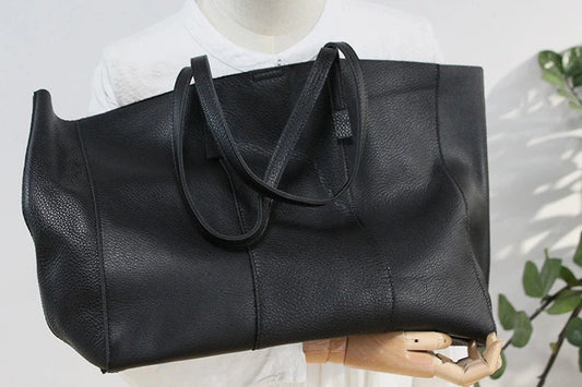 Premium cowhide leather handbag in a vintage-inspired design, featuring a spacious interior and multiple compartments for excellent organisation.