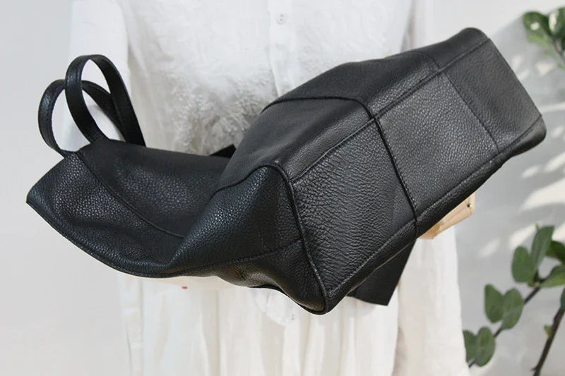 Premium cowhide leather handbag in a vintage-inspired design, featuring a spacious interior and multiple compartments for excellent organisation.