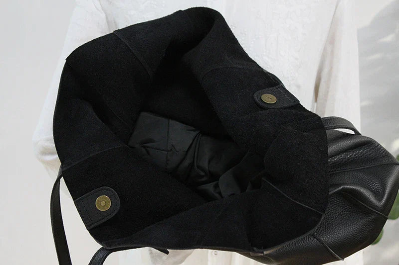 Premium cowhide leather handbag in a vintage-inspired design, featuring a spacious interior and multiple compartments for excellent organisation.