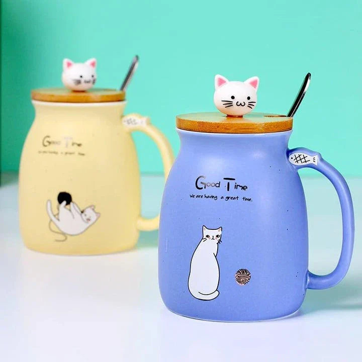 Cartoon cat-themed ceramic coffee mug with lid, available in various colours for hot beverage enjoyment