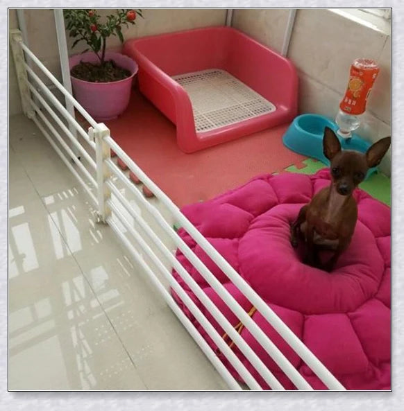 Retractable baby and pet safety gate with adjustable width and sturdy metal frame for childproofing and petproofing UK homes