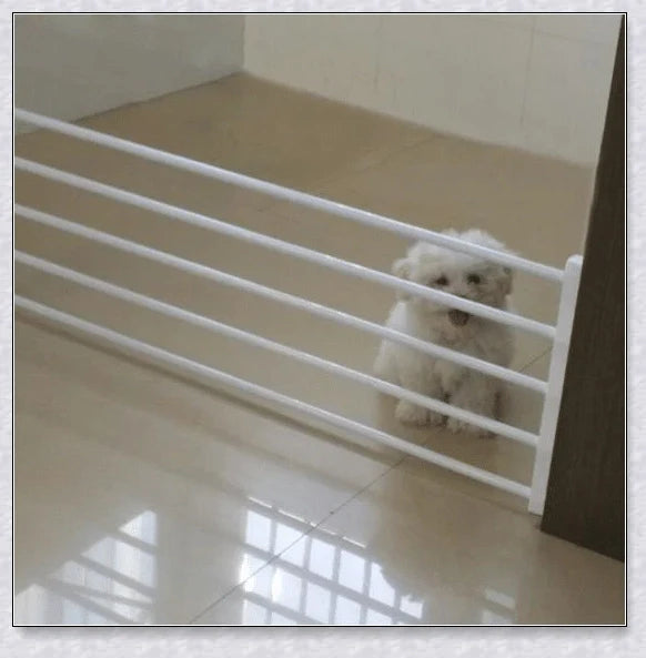 Retractable baby and pet safety gate with adjustable width and sturdy metal frame for childproofing and petproofing UK homes