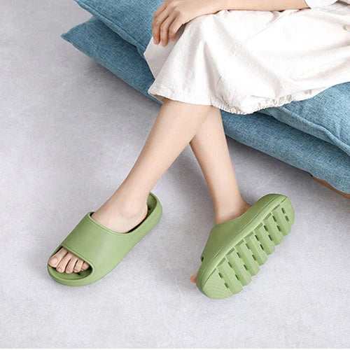 Thick-soled EVA slippers in various colours with non-slip sole and water leakage design
