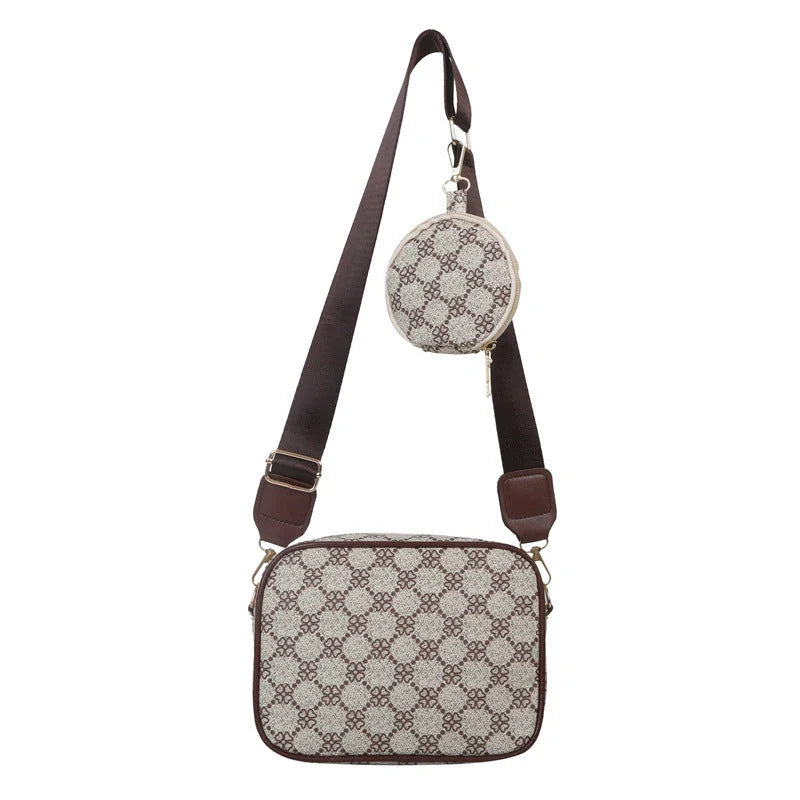 Trendy women's crossbody pouch in plaid design with shoulder strap