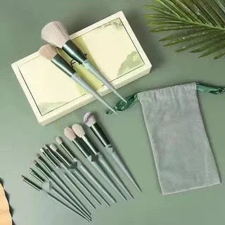13-piece makeup brush set with soft artificial fibres and durable handles