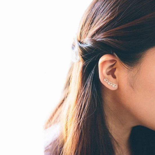 Elegant daisy stud earrings in golden and silvery colours, a timeless floral accessory for women