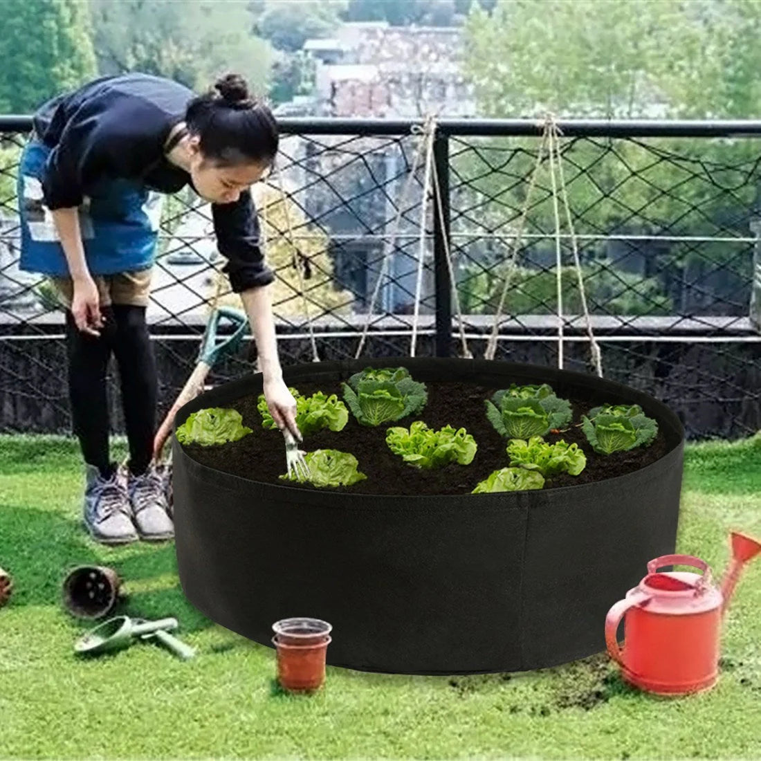Round black and green fabric grow bags for garden plants with automatic drainage