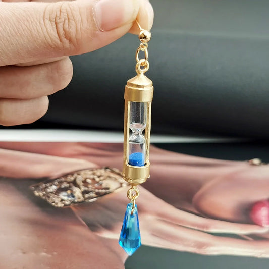 Hourglass-shaped alloy earring and necklace set in silver and gold