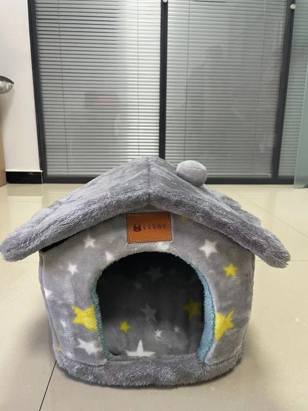 Cozy pet hideaway: Plush, foldable dog house and cat bed in various stylish designs