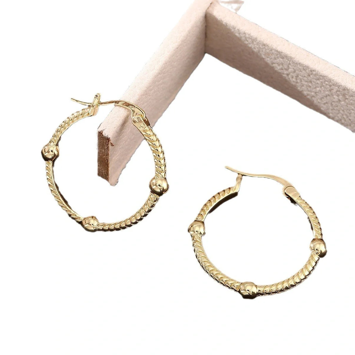 Retro geometric round earrings in gold, silver, and rose gold for a vintage look
