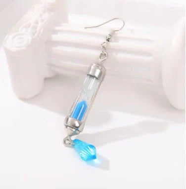 Hourglass-shaped alloy earring and necklace set in silver and gold