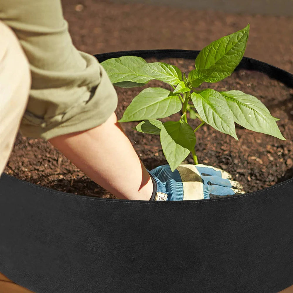 Round black and green fabric grow bags for garden plants with automatic drainage