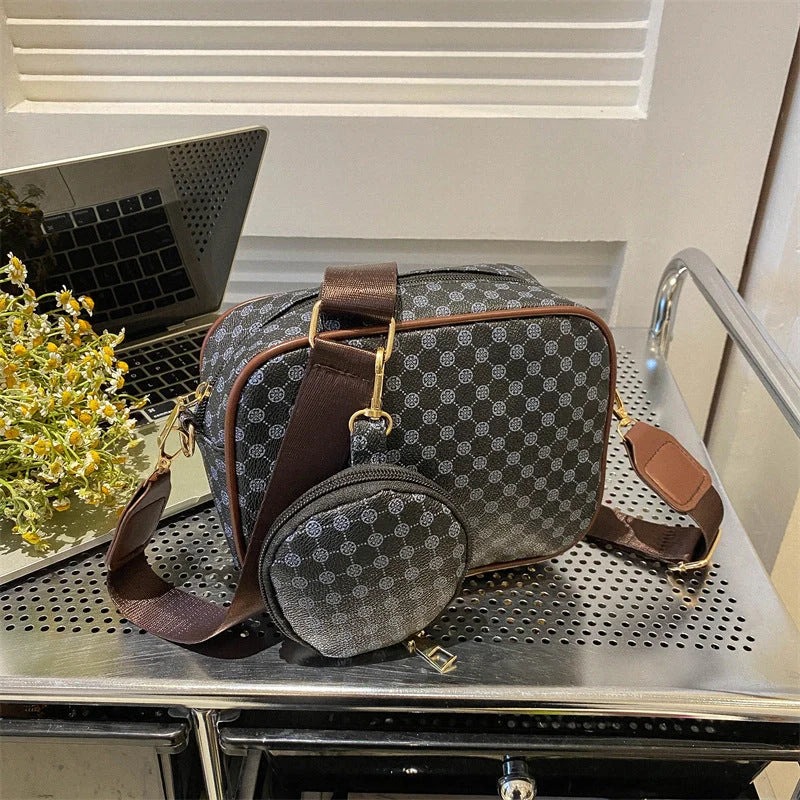Trendy women's crossbody pouch in plaid design with shoulder strap
