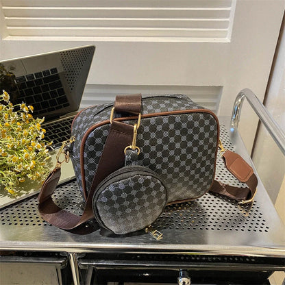 Trendy women's crossbody pouch in plaid design with shoulder strap