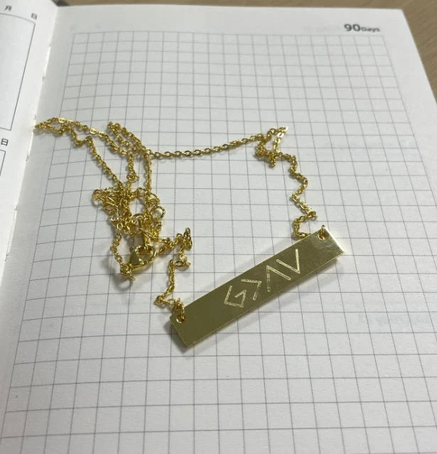 Elegant women's horizontal bar pendant necklace in gold and rose gold
