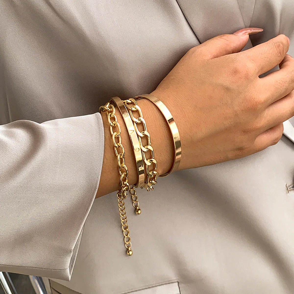 Simple and Elegant C-Shaped Hollow Chain Bracelet Set in Gold and Silver