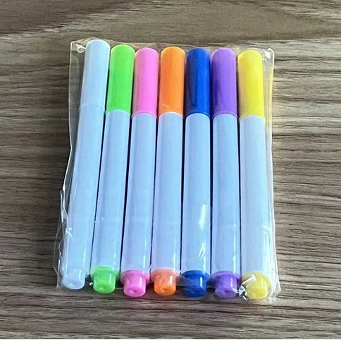 Acrylic DIY Note Board LED Night Light with 7 pens on a desk