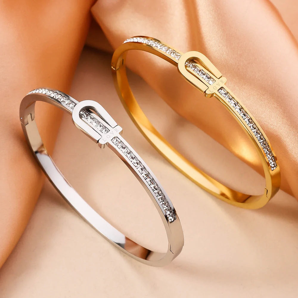 Gold-plated stainless steel fashion bracelet for women with gang drill elements