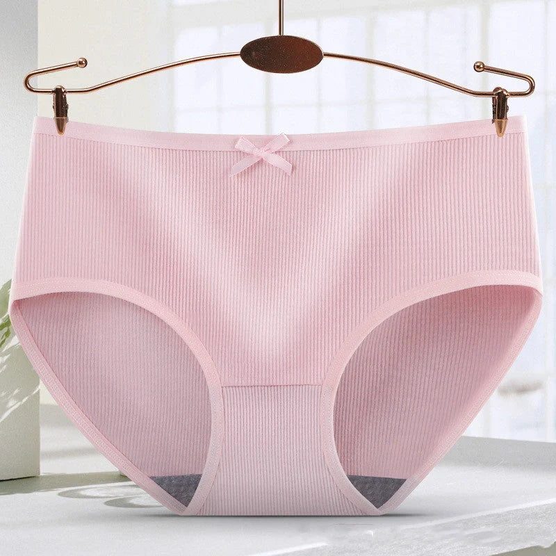 Breathable women's mid-rise non-marking shorts in solid colours