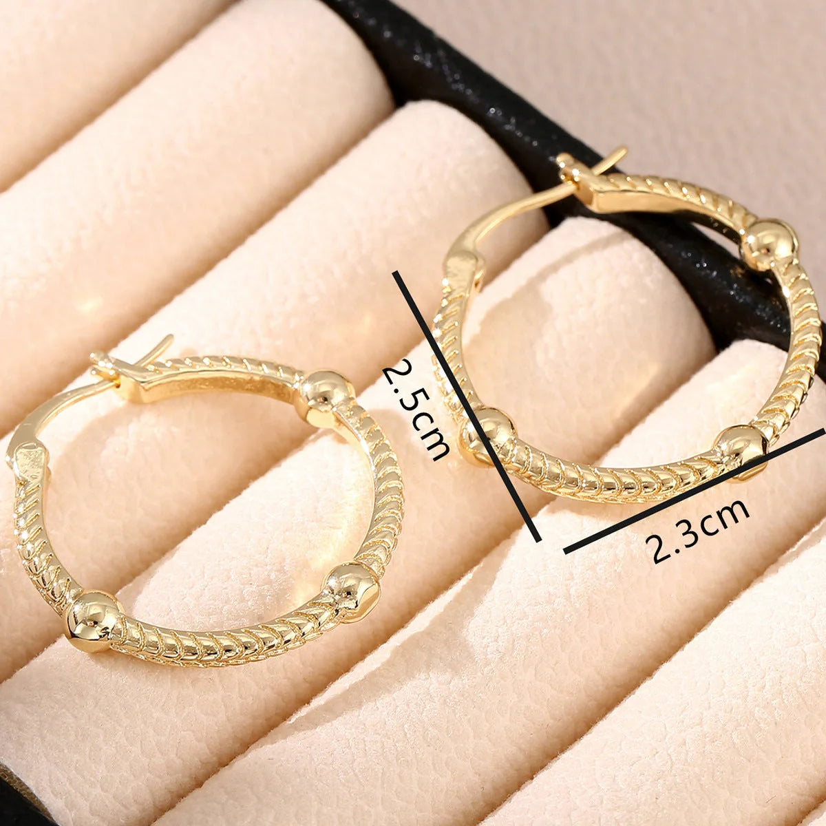 Retro geometric round earrings in gold, silver, and rose gold for a vintage look