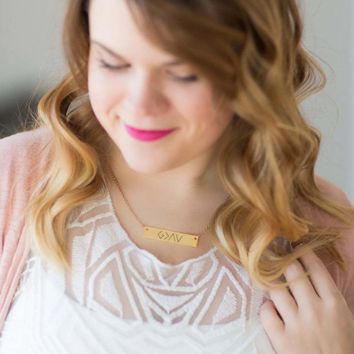 Elegant women's horizontal bar pendant necklace in gold and rose gold