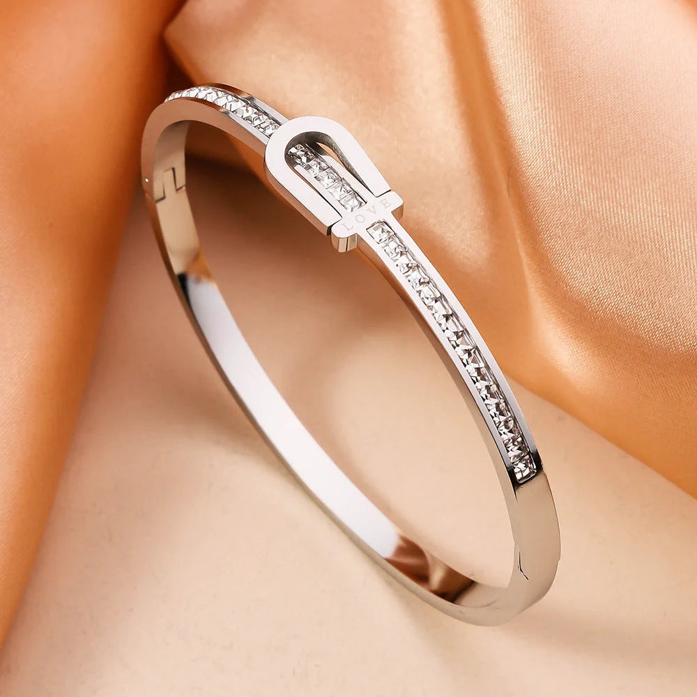Gold-plated stainless steel fashion bracelet for women with gang drill elements