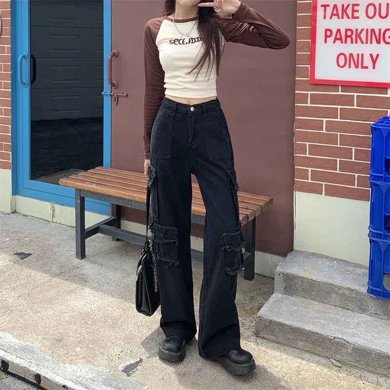 Fashionable women's wide-leg cargo jeans in black denim with practical pockets