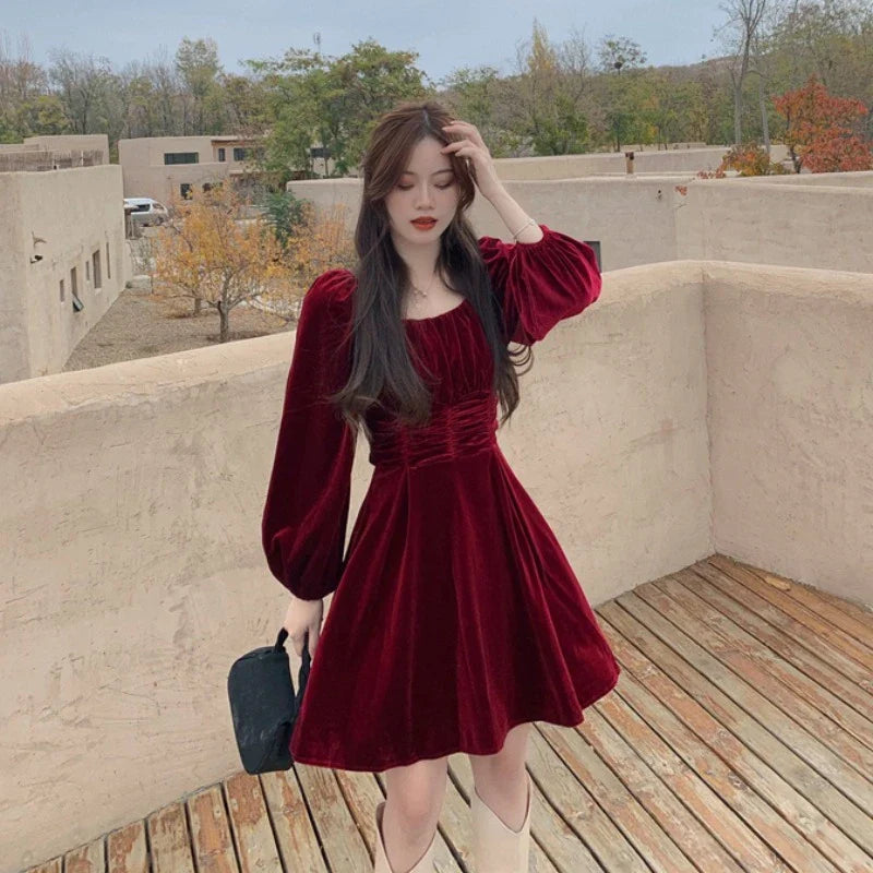 Elegant Hepburn-inspired pleuche dress for women, available in red and black with a flattering A-line silhouette and puff sleeves