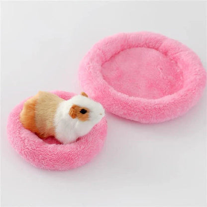 Luxurious plush hamster bed with soft, cosy fabric and generous size for optimal comfort and relaxation
