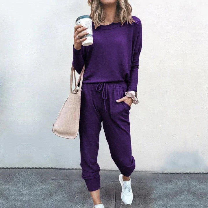 Premium casual long-sleeve outfit in soft, flowing fabric with chic collage design for fashionable women