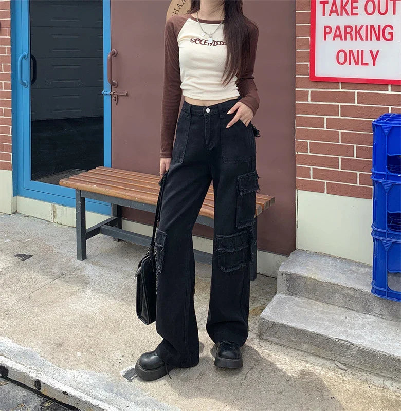 Fashionable women's wide-leg cargo jeans in black denim with practical pockets