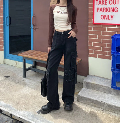 Fashionable women's wide-leg cargo jeans in black denim with practical pockets
