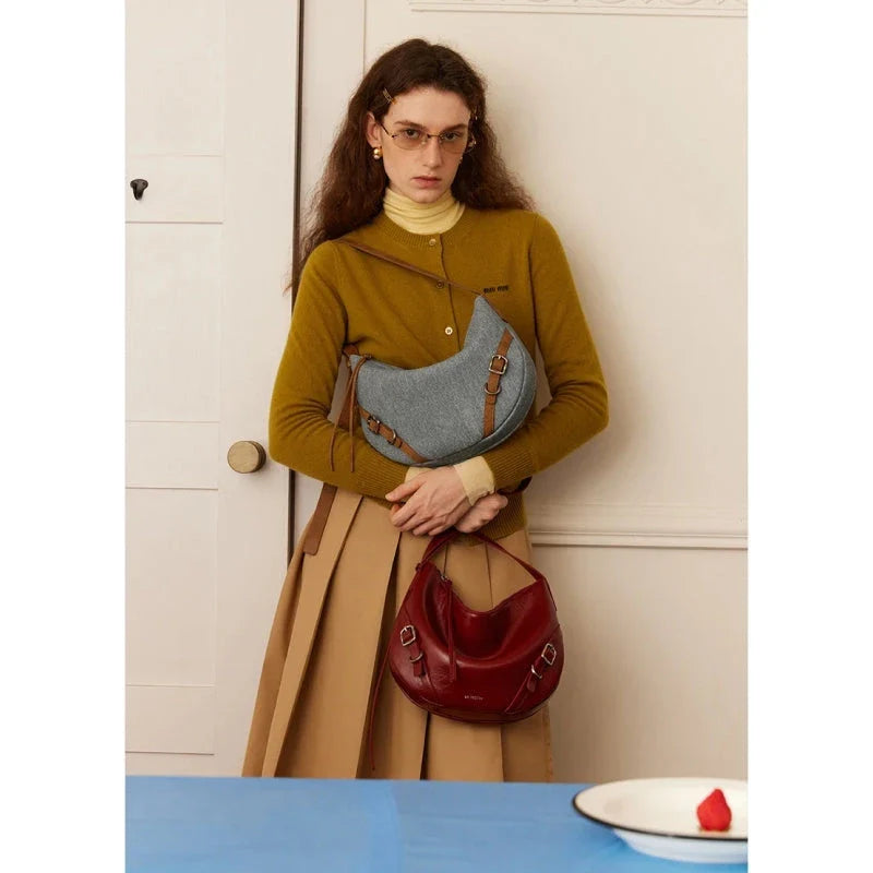 Elegant and versatile shoulder and crossbody bag in black, featuring a chic design, spacious compartments, and premium leather construction.