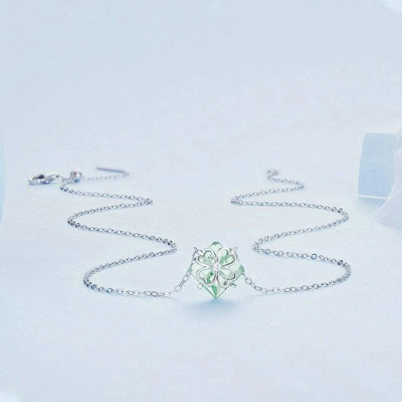 Platinum-plated green pendant necklace with adjustable chain length for a customised fit