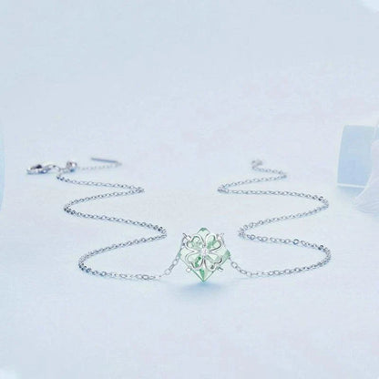 Platinum-plated green pendant necklace with adjustable chain length for a customised fit