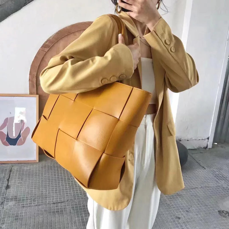 GiftHome UK Exquisitely Crafted Leather Tote Bag: Timeless British Design