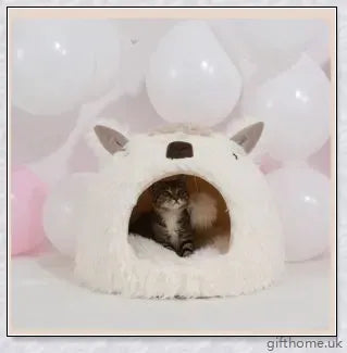 Premium alpaca fleece pet bed in a cosy, plush design for cats and dogs
