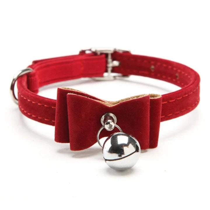 Elastic cat collar with bell in brown velvet material, providing a cosy and stylish accessory for your feline friend