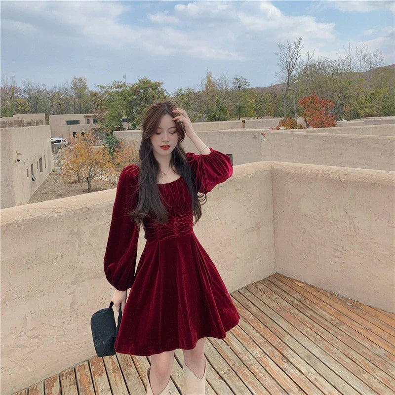 Elegant Hepburn-inspired pleuche dress for women, available in red and black with a flattering A-line silhouette and puff sleeves