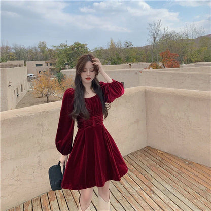 Elegant Hepburn-inspired pleuche dress for women, available in red and black with a flattering A-line silhouette and puff sleeves